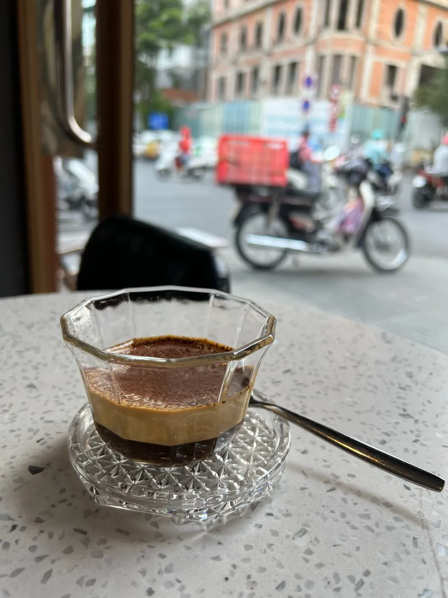 サイゴン名物エッグコーヒー。卵白をあわだてカプチーノのように上に層を鶴久