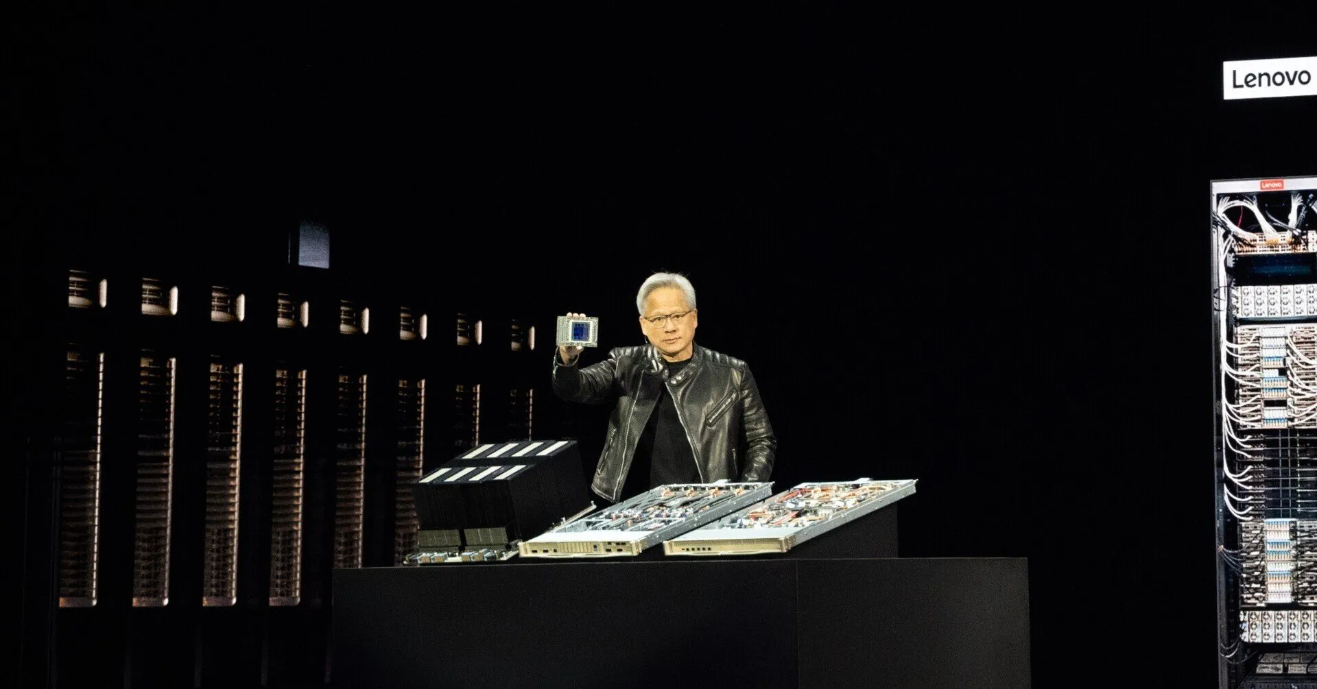 基調講演でチップを掲げるジェンセン・フアン