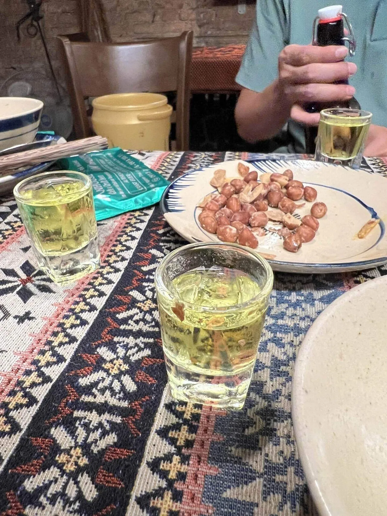 反省会。地元の酒とピーナッツを前に、THと膝を突き合わせた