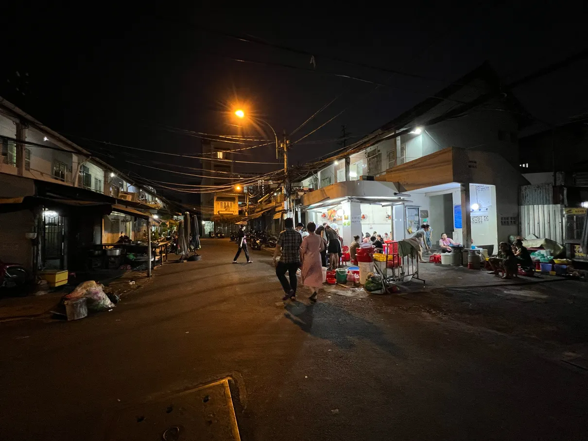 シーフード料理店のある路地